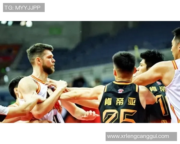 洛夫顿因不当手势遭CBA停赛两场并罚款五万元